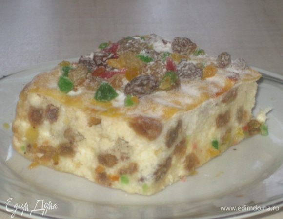 Далее необходимо разровнять поверхность творожной массы, смазать сметаной, сбрызнуть 2 ст.л. сливочного масла и поставить в горячую духовку.
Запекать 30–35 минут при температуре 220 С.
Запеканка получается очень вкусная как в горячем, так и в холодном виде.
Сверху я слегка присыпала сахарной пудрой, украсила мелко порезанными цукатами и изюмом.