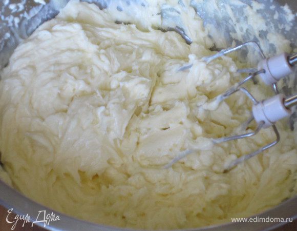 Небольшими порциями ввести масло в заварной крем.Крем взбить миксером несколько минут.