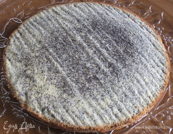 СБОРКА: маковый корж+крем+клубничное желе+крем+белый корж+крем+клубничое желе+крем+маковый корж+крем