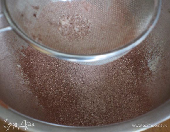 ШОКОЛАДНАЯ ГЛАЗУРЬ: Смешать какао, сахарную пудру, крахмал  и просеять в миску.