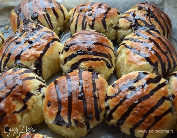 Пока пекутся булочки, готовим сироп для глазировки. Смешиваем сахар и воду, доводим до кипения и варим сироп около 5 минут. Готовые булочки смазываем теплым сиропом и даем немного остыть.