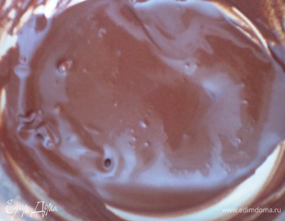 Тонкой струйкой влить воду (ориентируйтесь на желаемую консистенцию) и  перемешать до однородной массы.Глазурь готова.