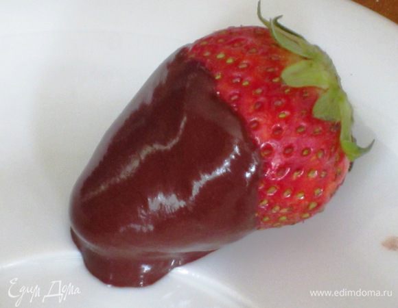 Клубнику обмакнуть в шоколадной глазури ,выложить на тарелку и поставить в холодильник.