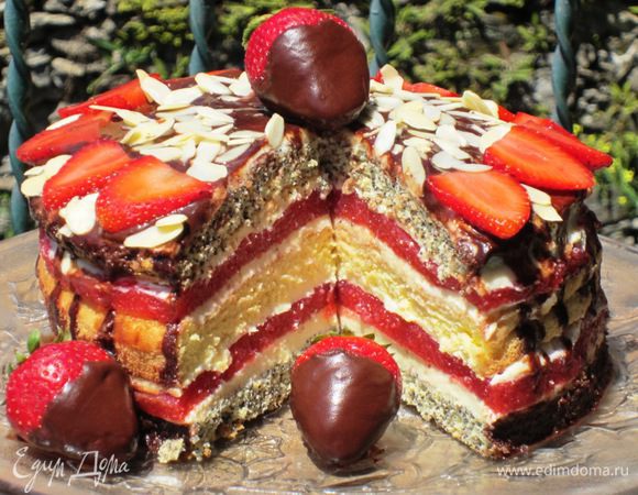 Верх торта залить оставшейся глазурью,украсить клубникой и миндальными лепестками.