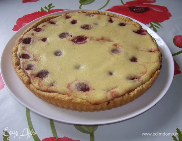 Хочу предложить еще один вариант, пирог сделать с клубникой и плюс в творожную массу добавить марципан 150 г