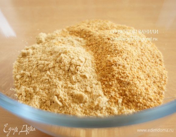 К крошке из печенья подмешать молотый миндаль.