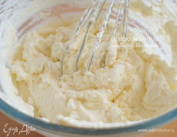 Приготовление начинки:
Духовку разогреть до 160 градусов.
В чашке в течение нескольких минут взбить рикотту,  маскарпоне, сливки до пышной консистенции.
