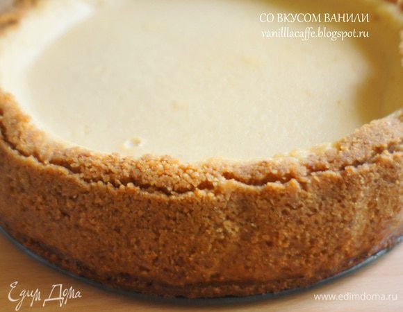 Достать чизкейк из холодильника и извлечь из формы.