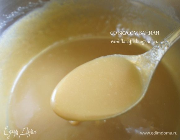 Приготовление карамельного соуса:
В небольшую кастрюльку налить сливки, добавить сливочное масло, коричневый сахар, соль.
И варить на слабом огне помешивая, пока сахар полностью не растворится.
После закипания поварить соус  в течение 5-7 минут до тех пор пока он не загустеет. Снять с огня дать остыть.
