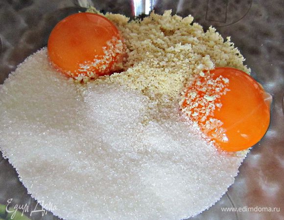 Смешайте измельчённые орехи с желтками и сахаром.
