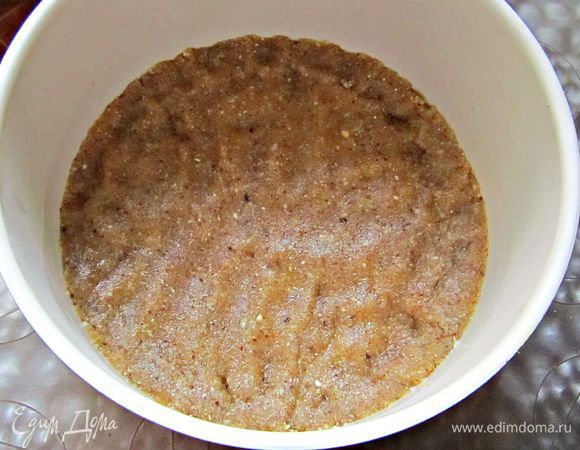 Распределите массу на дно формы (d 19-20см). Выпекайте в разогретой до 180 гр духовке до золотистого цвета, примерно 15 мин. Корж выньте и остудите.
