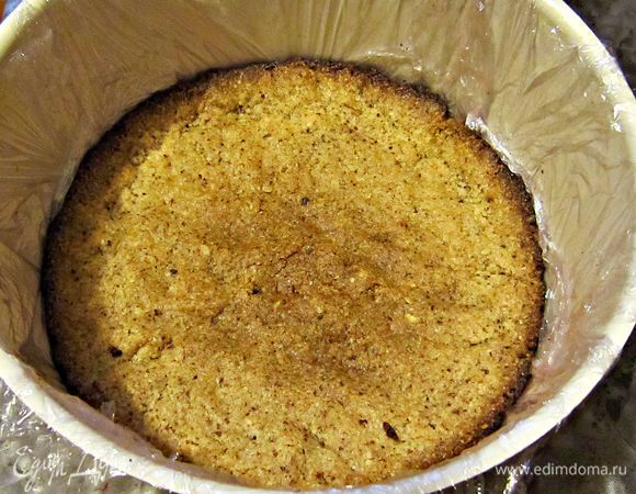 Форму выстелать пищевой плёнкой, уложить на дно ореховый корж. 