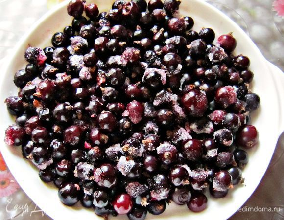 Для мусса-мороженого подготовьте ягоды (немного разморозьте, если используете замороженные). Измельчите в измельчителе вместе с половиной порцией сахара.