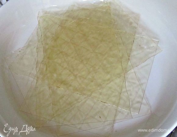 Желатин замочите в тёплой воде до размягчения. Отожмите и добавьте к ягодному пюре.