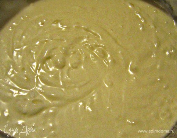 Сливки взбить с оставшимся сахаром. 