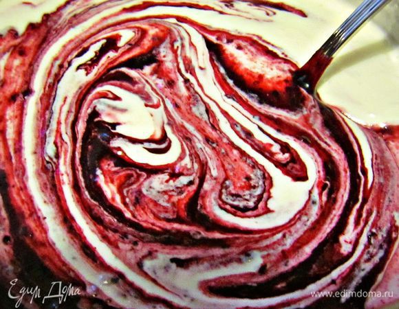 К ягодной массе добавьте кокосовое (или обычное) молоко. Затем аккуратно смешайте со взбитыми сливками.