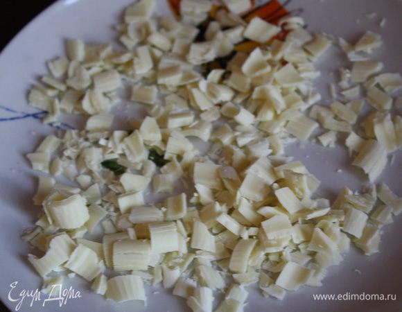 Овощечисткой натрем шоколад на тарелку и поставим в холодильник.Если ягоды замороженные,то достаем их заранее.