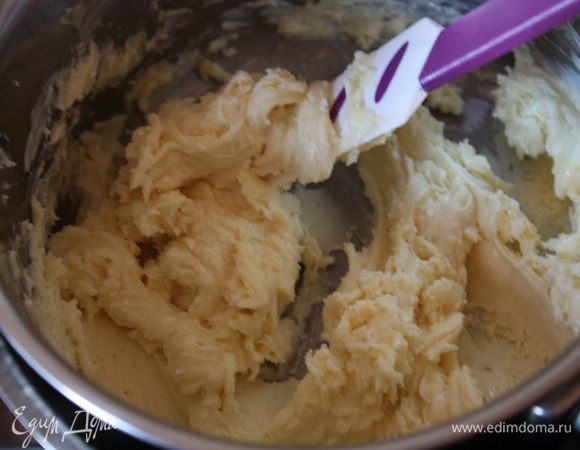 Растопим на водяной бане шоколад и мало,помешивая силиконовой или деревянной лопаткой. Засыпем туда измельченное печенье или бисквит и перемешаем.