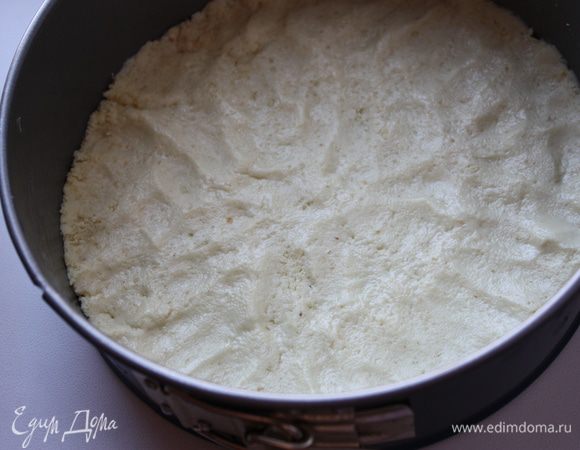 Разъемную форму (у меня 22 см) смазываем сливочным маслом и выкладываем нашу крошку,хорошенько прижимая и разравнивая. Убираем в холодильник минут на 20.