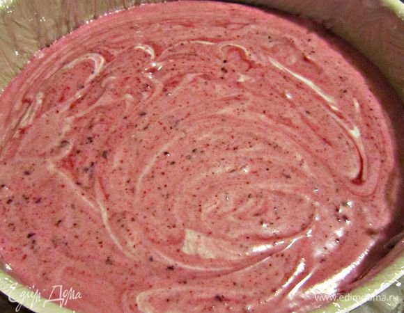 В форму с ореховым коржом выложить мусс, сверху закрыть пищевой плёнкой и отправить в морозильную камеру до застывания (на 3 часа).
