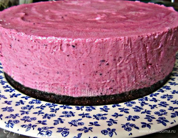 После полного застывания аккуратно вынуть торт из формы, украсить шоколадом или... как вам подскажет фантазия.