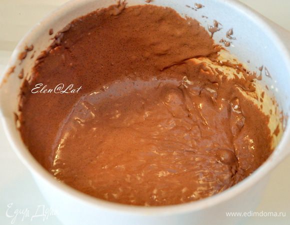Шоколад растопить на водяной бане, дать чуть остыть. Желтки взбить с сахаров в густой крем. Шоколад и желтковый крем перемешать.