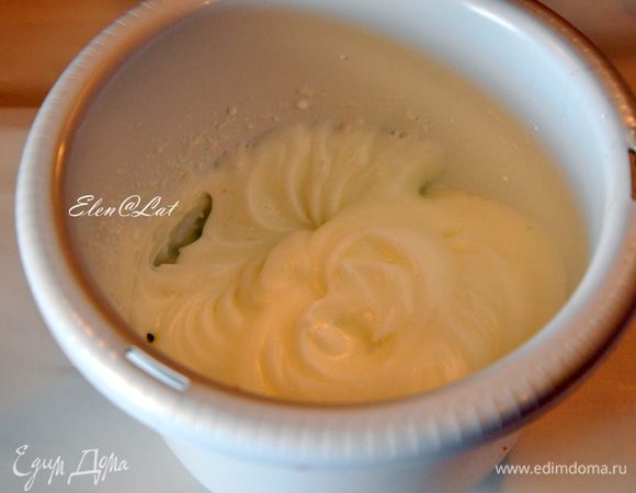 Отдельно взбить белки до стойкой пены.
