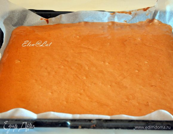 Аккуратно ввести белки в шоколадное тесто, перемешивая ложкой до однородности. Противень застелить пергаментом и вылить на него тесто. Выпекать тесто примерно 20-25 минут при температуре 180С. Пока он чуть не уплотнится  в центре.
