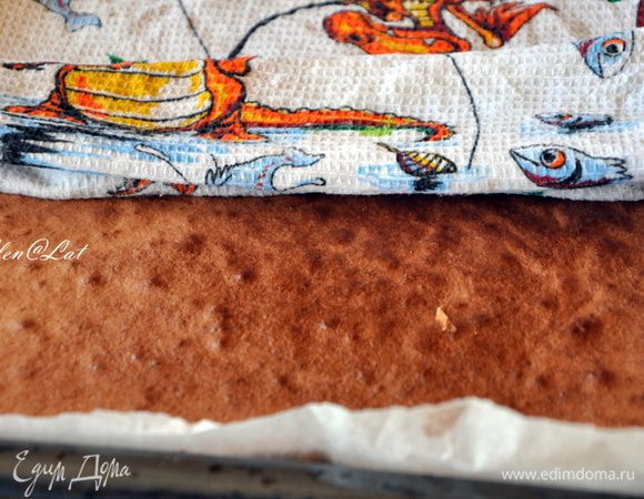 Готовый бисквит достать из духовки и накрыть влажным полотенцем и в таком в виде оставить остывать на 4 часа, лучше на ночь.