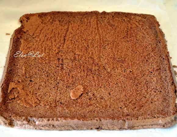 Теперь взять чистый лист пекарской бумаги и присыпать его поверхность сахарной пудрой, на нее переложить бисквит. Аккуратно снять бумагу, обрезать сухие края.