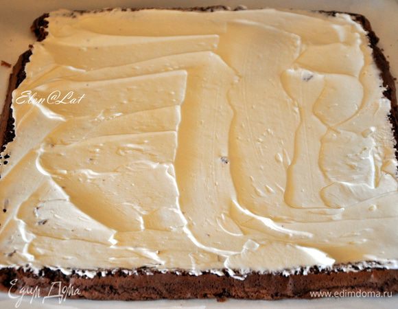 По всей поверхности бисквита равномерно нанести крем.