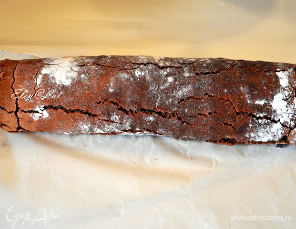 При помощи бумаги аккуратно свернуть в рулет. Бисквит очень нежный, поэтому старайтесь не поломать его. 