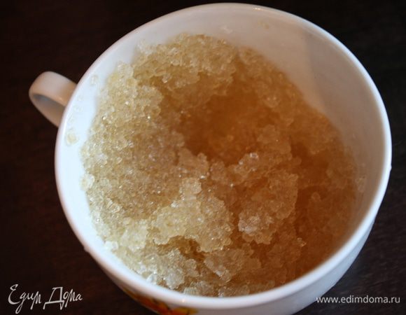 Замачиваем желатин. Я обнаружила ,что забыла купить листовой,пришлось работать с обычным. Заливаем его водой так,чтобы она его покрывала слоем толщиной в палец.оставляем на 10-15 минут.