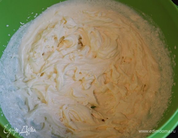 Тем временем сливки взбиваем. Тут два варианта. Либо все взбиваем и делим,либо делим и взбиваем. Я сначала поделила. Взбиваем с сахаром до крепких пиков.