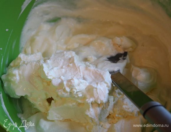 К сливкам аккуратно подмешиваем наш творожный сыр,сахар и лимонный сок. Аккуратно взбиваем.Совсем пару движений.