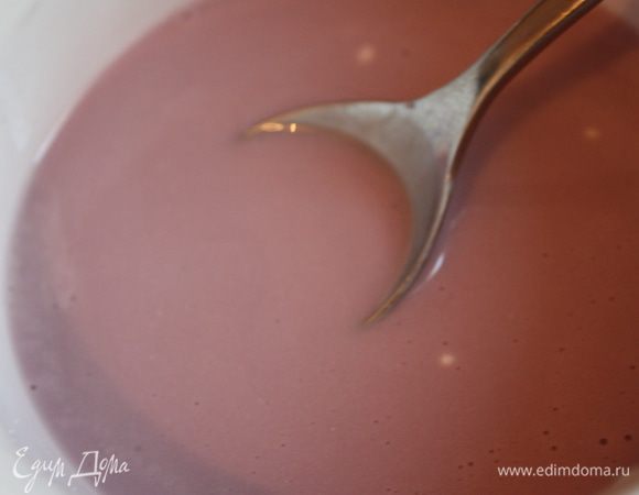 К желатину добавляем немного черничного сока. Прогреваем и мешаем пока желатин не раствориться. Кипятить желатин нельзя! Он теряет все свойства! Я делаю это в микроволновке,нашла свое время,мне хватает 30 секунд..У всех разные микроволновки, доставайте постоянно и мешайте, должно быть горячо,но не кипеть. Или делайте это на плите. ОБЯЗАТЕЛЬНО процеживаем!!!!! Теперь добавляем в наш желатин творожный крем. Примерно пару столовый ложек. 