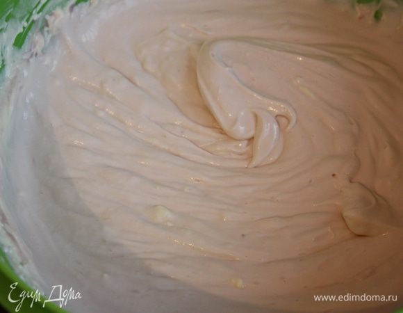 Перемешиваем и добавляем в наш крем. И взбиваем оставшуюся половину сливок также до пиков.