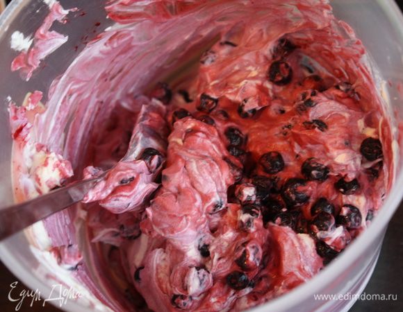 Берем примерно 3-4 ст.л. черники и отжимаем сок из них,процеживаем. Добавляем постепенно в творожную массу. Остальную чернику смешиваем  о взбитыми сливками.