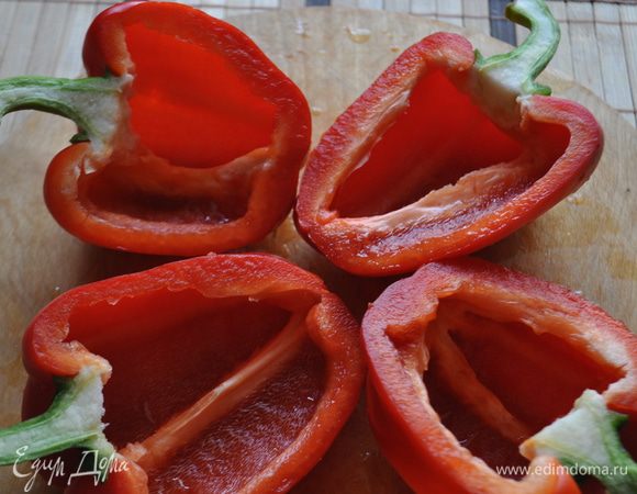 Перец разрезать вдоль, удалить семена.