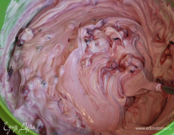 Ну, а теперь вводим сливки с черникой в творожную массу и перемешиваем аккуратно.