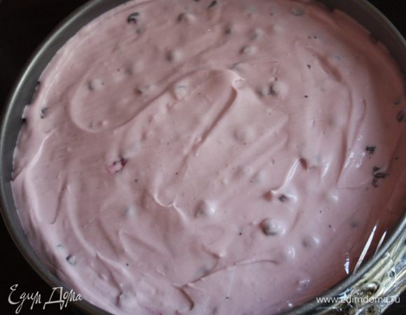 Выкладываем массу в нашу форму ,накрываем пищевой пленкой и отправляем в холодильник на ночь,или минимум на 4 часа.