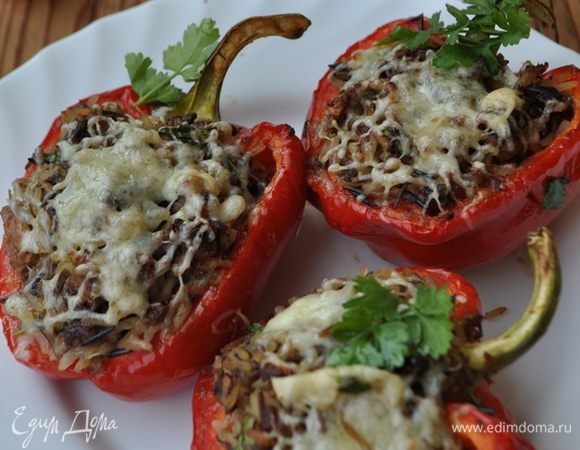 Сразу же подать к столу, посыпав перец мелко рубленой зеленью петрушки. Очень вкусно.

Приятного аппетита!

P.S. Таким фаршем я ещё нафаршировала лук, и очень вкусно получаются с таким фаршем кабачки, помидоры и баклажаны!