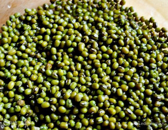 Маш и рис промыть (в разной посуде) залить холодной водой,дать не много постоять.