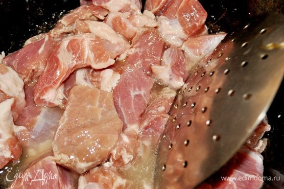 Мясо нарезать не большими кусочками.В казане разогреть растительное масло и слегка обжарить мясо,помешивая шумовкой,