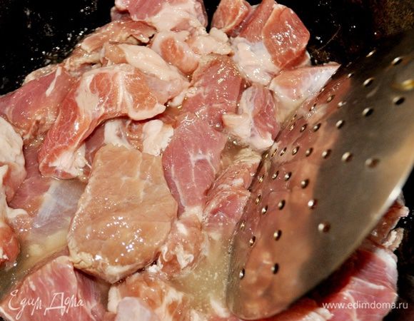 Мясо нарезать не большими кусочками.В казане разогреть растительное масло и слегка обжарить мясо,помешивая шумовкой,