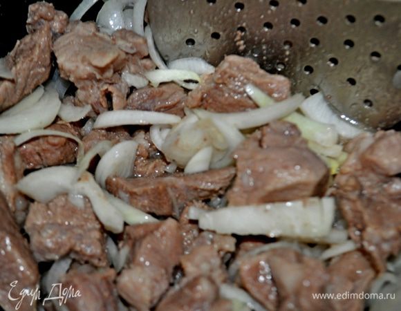 через 8-10 минут добавить нарезанный полукольцами лук (2 головки лука оставить для подачи.)Жарить мясо с луком помешивая,добавить специи.посолить,затем залить водой (2-3 мм над уровнем мяса) и тушить под крышкой около 40 минут