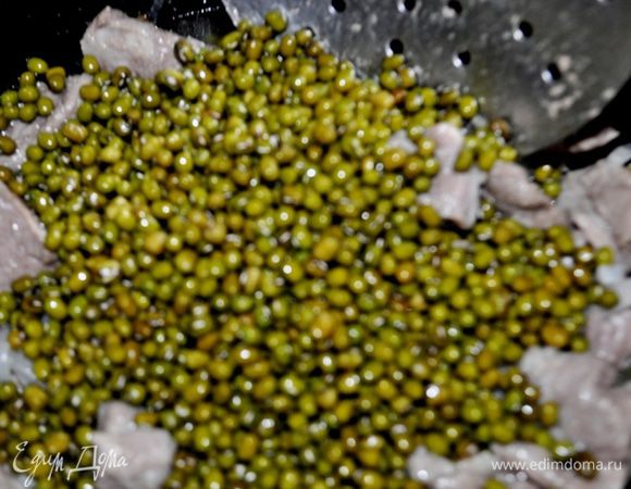 С промытого маша слить воду и добавить в казан к мясу и луку,варить до полуготовности,примерно40 минут,по не обходимости добавлять воду и помешивать