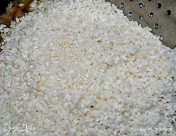 Как только маш стал лопаться добавить промытый рис и налить воды на одну фалангу,убавить огонь до минимума и готовить под крышкой 20-25 минут,до полной готовности маша и риса.