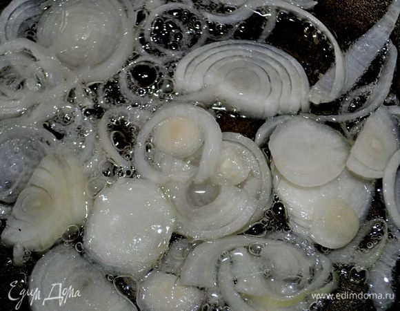 В маленькой сковороде разогреть растительное масло и обжарить в нём нарезанный полукольцами лук до золотистого цвета.