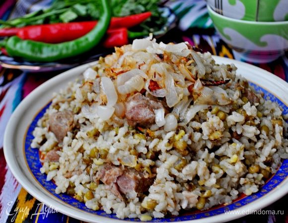 Готовую кашу хорошо перемешать,уложить горкой на блюдо,сверху выложить обжаренный лук.Подавать горячей со свежими овощами и острым перцем,но это по желанию.